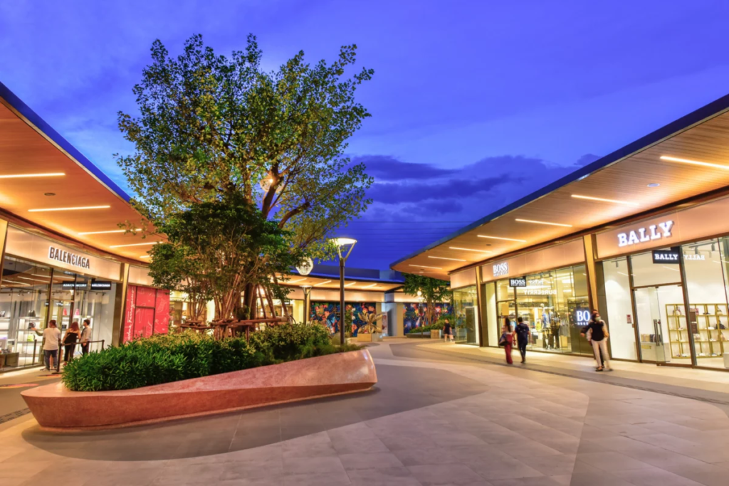 Retail real estate is structuring shopping centers